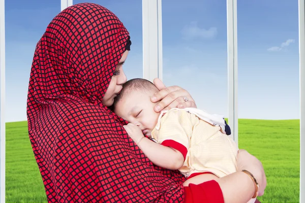 Islamitische moeder en haar babyjongen thuis — Stockfoto