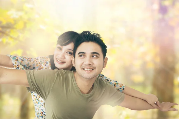 Casal bonito na natureza — Fotografia de Stock