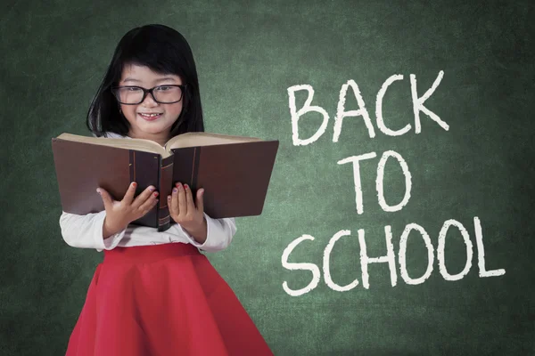 Mooie schoolmeisje terug naar school — Stockfoto