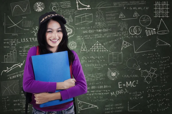 Estudante adolescente bonita na classe — Fotografia de Stock