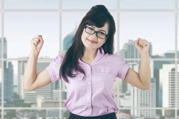 Sterke vrouwelijke ondernemer in office — Stockfoto