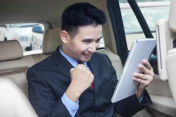Persona exitosa con la tableta en el coche — Foto de Stock
