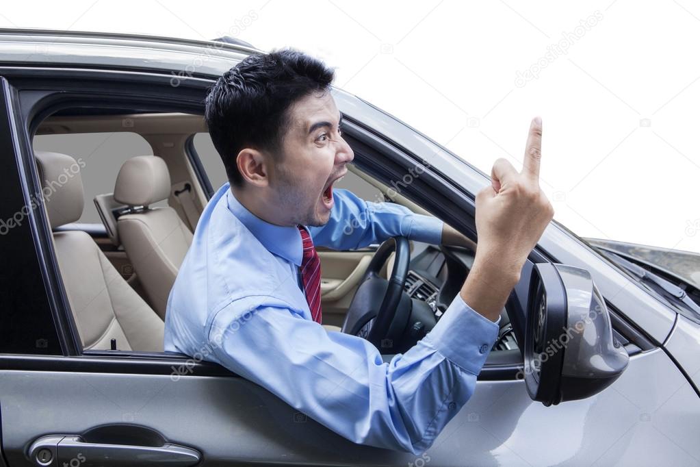 Unhöflicher zeigt Mittelfinger im Auto - Stockfotografie