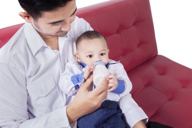 koltukta içme sütü baba ile bebek