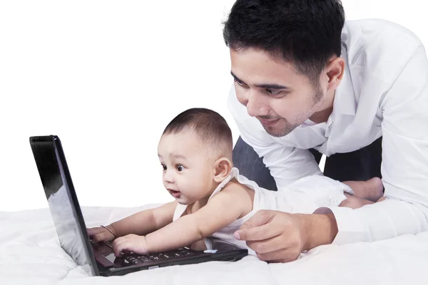 Bedårande barn spelar laptop med pappa — Stockfoto