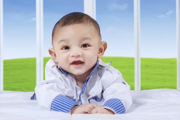 Baby lachen op de slaapkamer dichtbij het venster — Stockfoto