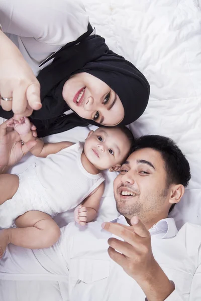 Fechar-se de pais felizes e menino — Fotografia de Stock