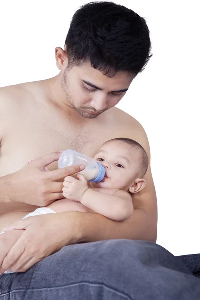 Bebê bonito beber leite com o pai — Fotografia de Stock