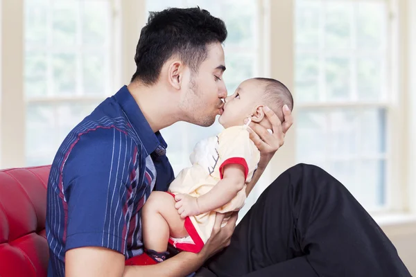 Papá besa a su bebé en casa — Foto de Stock