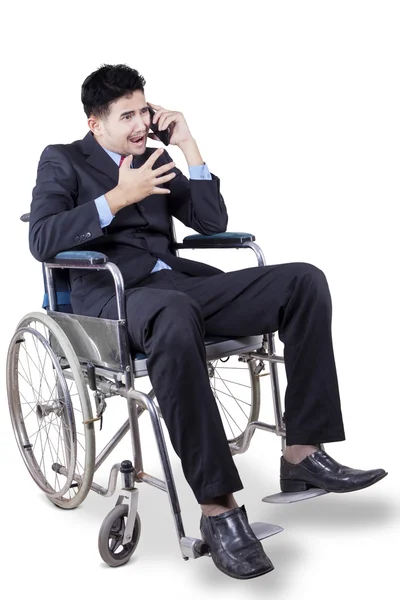 Niepełnosprawny przedsiębiorca wygląda zły na telefon — Zdjęcie stockowe