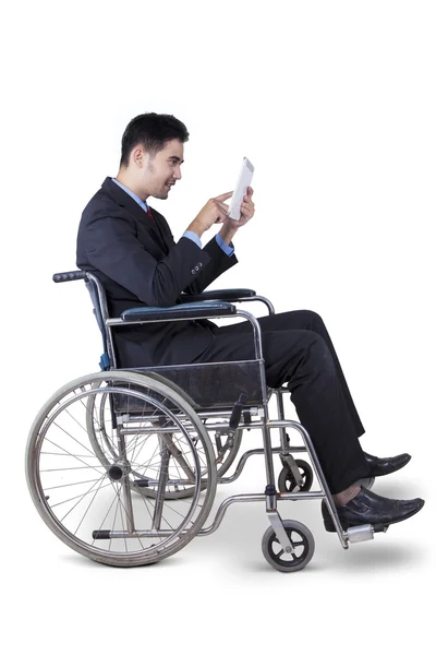 Entrepreneur handicapé utilisant une tablette numérique — Photo