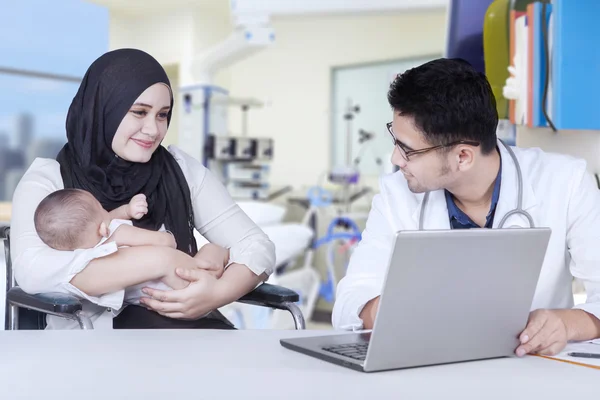 Médico mostrando el resultado de la prueba en la madre joven — Foto de Stock