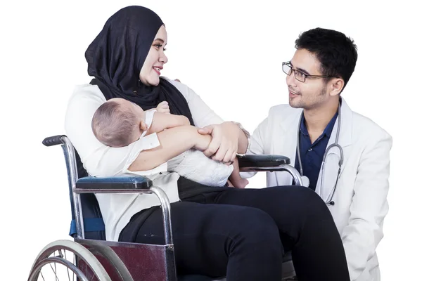 Doctor hablando con madre musulmana — Foto de Stock