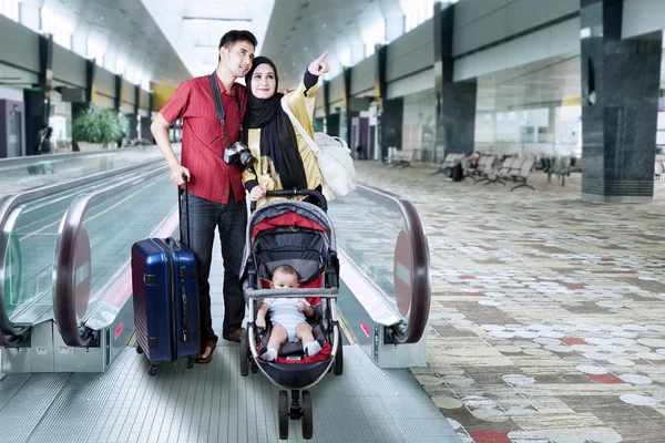 抱着婴儿站在机场大厅的家庭 — 图库照片