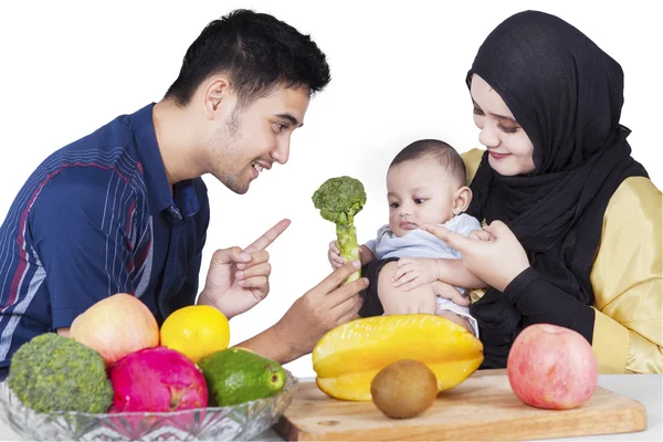 Father showing broccoli on his baby — Stock Photo, Image