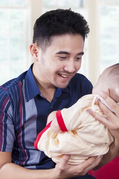 Babası onun erkek bebek üzerinde gülümseyen — Stok fotoğraf