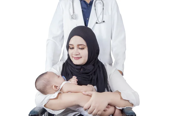 Glückliche Mutter trägt neugeborenes Baby — Stockfoto