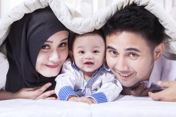 Прекрасная семья под одеялом — стоковое фото