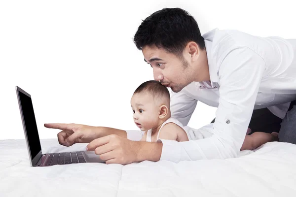 Precioso bebé usando el ordenador portátil con papá —  Fotos de Stock