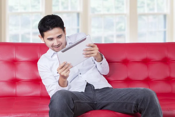 Homem jogando jogo a sério com tablet — Fotografia de Stock