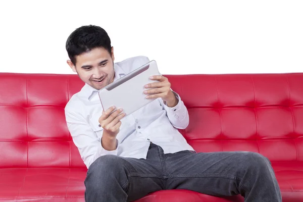 Hombre jugando videojuego con la tableta — Foto de Stock