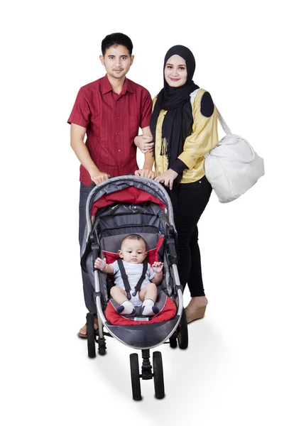 Muslimští rodiče s dítětem v kočárku — Stock fotografie