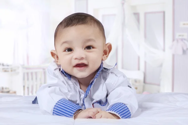 Sweet baby boy laughing on the bed — 스톡 사진