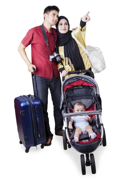 Two parents travelling with their baby — Zdjęcie stockowe