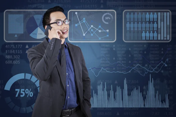 Worker talking on the phone with financial graph — Stock Photo, Image