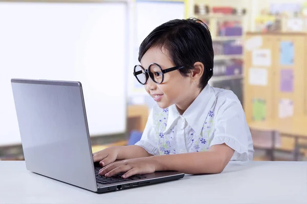 Adorável estudante moderno com laptop em sala de aula — Fotografia de Stock