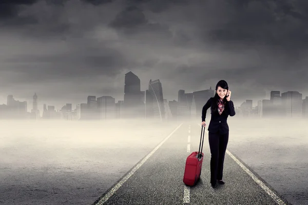 Mujer de negocios en el camino — Foto de Stock