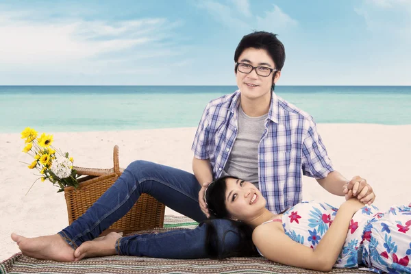 Couple relaxing at seashore — Stock Photo, Image