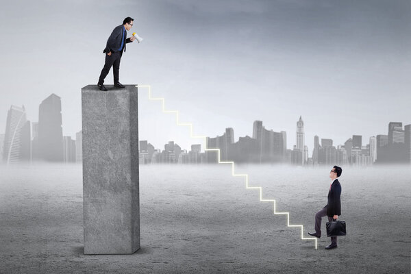 Корпоративный лидер кричит на своего партнера
