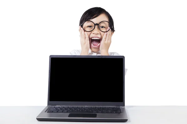 Menina bonito com tela de laptop vazio — Fotografia de Stock