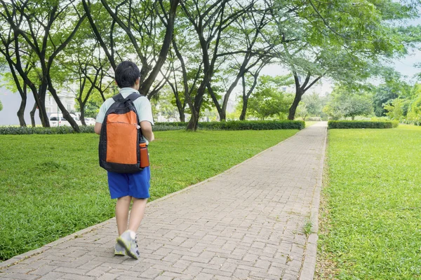 Liten pojke kommer till skolan — Stockfoto