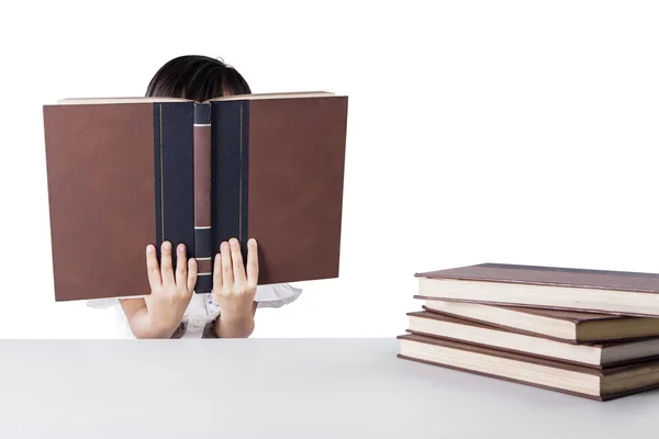 Kid reads literature seriously — Stock Photo, Image