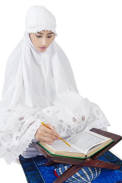 Muslim lady reading Koran in studio — Stok fotoğraf