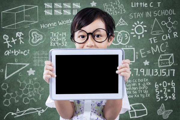 Schöne Schülerin mit Tablet im Unterricht — Stockfoto