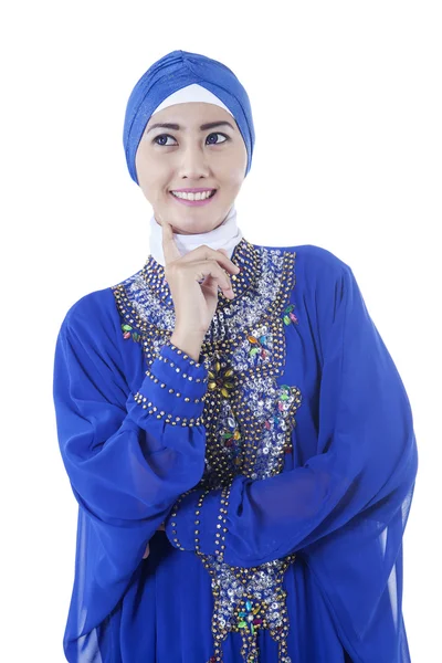 Pretty muslim woman wearing scarf smiling — Stock Photo, Image