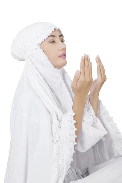 Muslim woman worshiping on the GOD — 图库照片