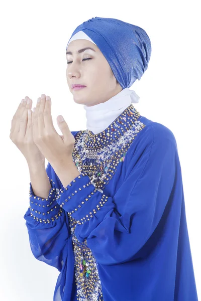 Muslim woman with pray gesture — Stock Photo, Image