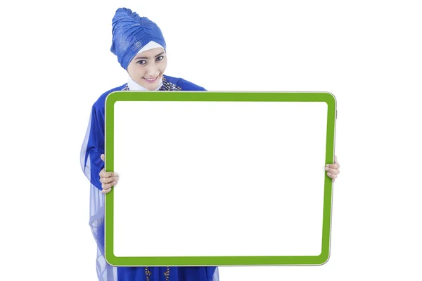Muslim woman shows empty board — Stock Photo, Image