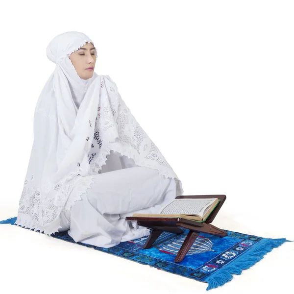 Muslim woman praying with Koran — Stok fotoğraf