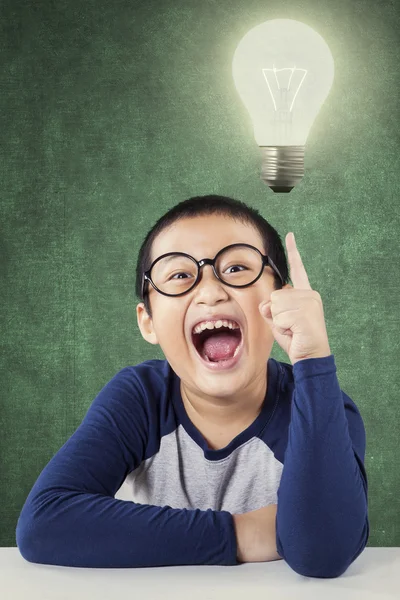 Bambino intelligente con una lampada luminosa — Foto Stock