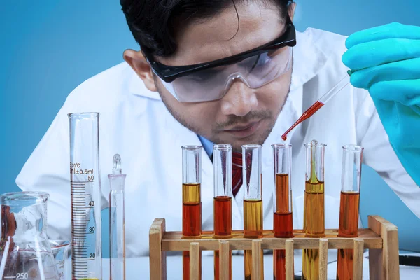 Cientista que combina o fluido químico — Fotografia de Stock