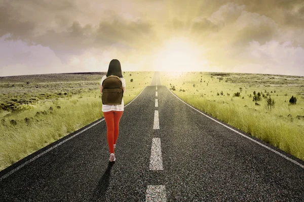 Estudante caminhando em direção a um futuro brilhante — Fotografia de Stock