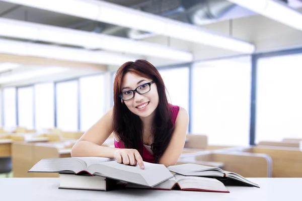 Student study at the library 2 — Stock fotografie