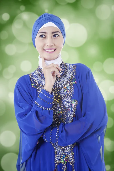 Thoughtful muslim woman with bokeh background — 图库照片