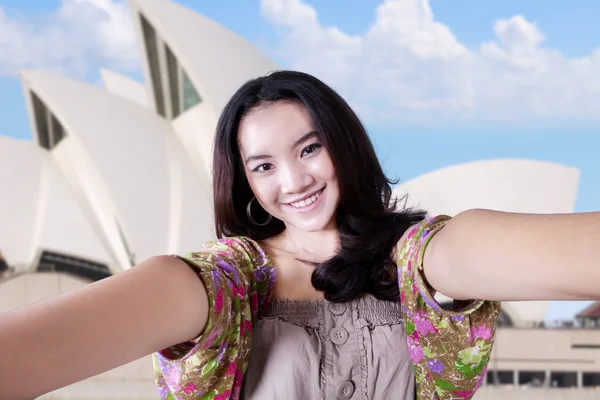 Teenage girl tourist at Opera House — Stock Photo, Image