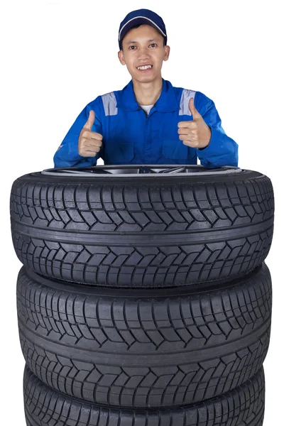 Technicien avec un tas de pneus — Photo